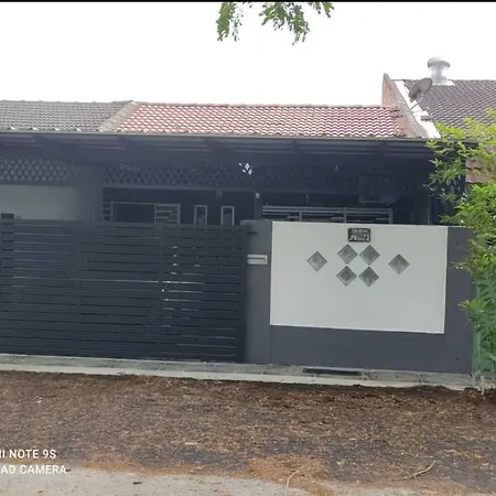Homestay Idaman Private Pool Mslim Kuala Kangsar Exterior photo